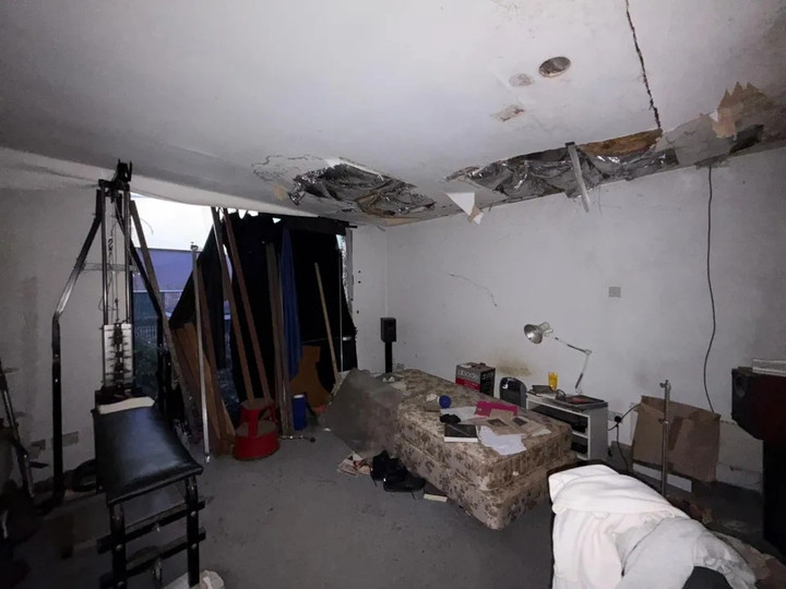 Cảnh tượng khó tin bên trong ngôi nhà hoang đổ nát, giá hơn 34 tỷ đồng- Ảnh 4.