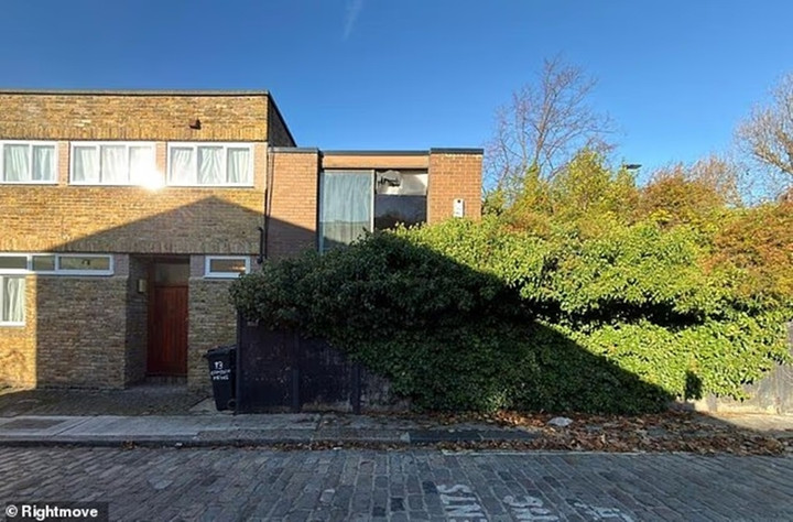 Cảnh tượng khó tin bên trong ngôi nhà hoang đổ nát, giá hơn 34 tỷ đồng- Ảnh 9.