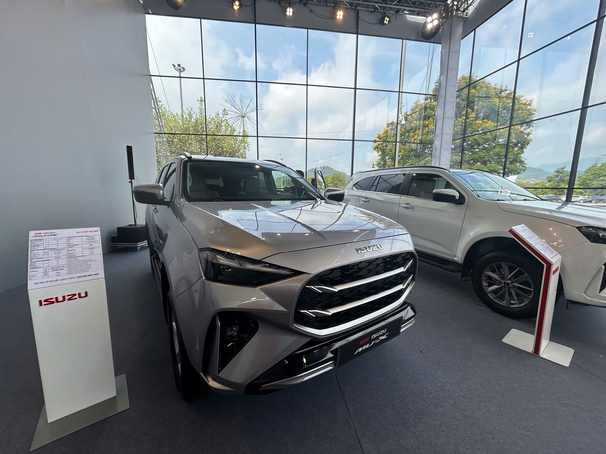 Đề xuất giảm lệ phí cấp biển số xe ô tô tại Hà Nội và TPHCM xuống 14 triệu đồng - Ảnh 1.