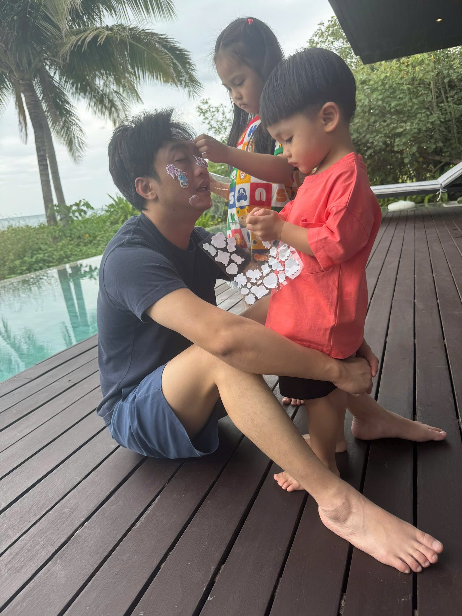 Có là đại gia như Cường Đô La hay CEO như Lâm Thanh Kim thì cũng bị ái nữ mang ra làm búp bê, tô son điểm phấn như thường!- Ảnh 4.