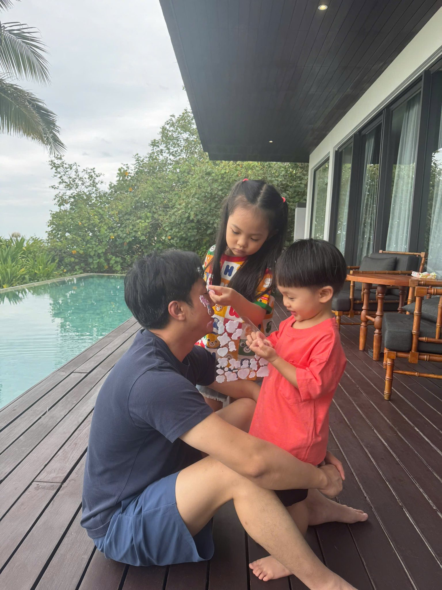 Có là đại gia như Cường Đô La hay CEO như Lâm Thanh Kim thì cũng bị ái nữ mang ra làm búp bê, tô son điểm phấn như thường!- Ảnh 5.