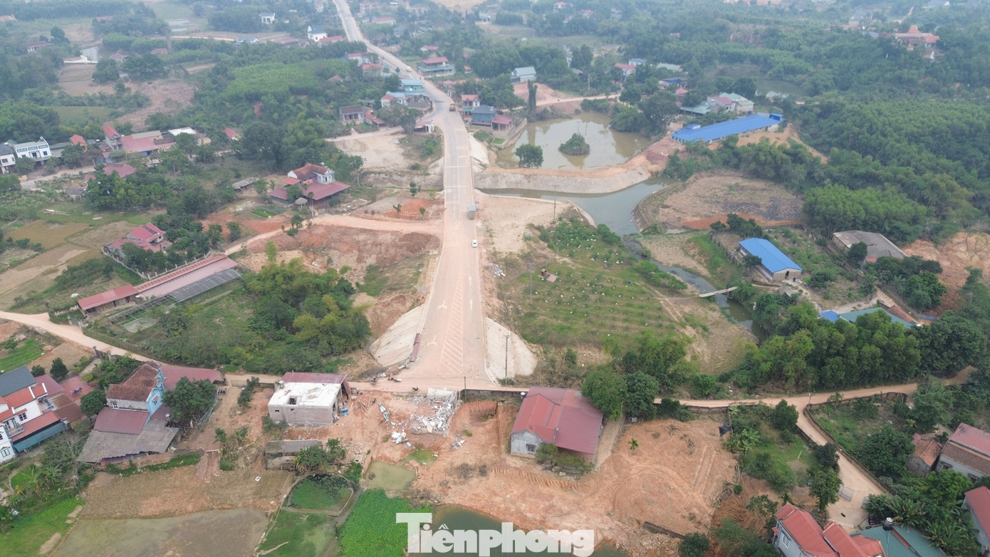 Cận cảnh tuyến đường 'cụt' 220 tỷ kết nối với... đồng ruộng ở Thái Nguyên- Ảnh 1.