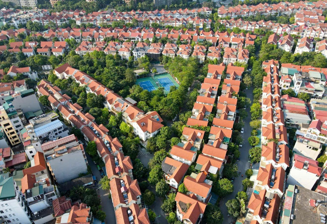 'Làng Việt kiều châu Âu' méo mó, nhếch nhác vì vi phạm trật tự xây dựng- Ảnh 1.