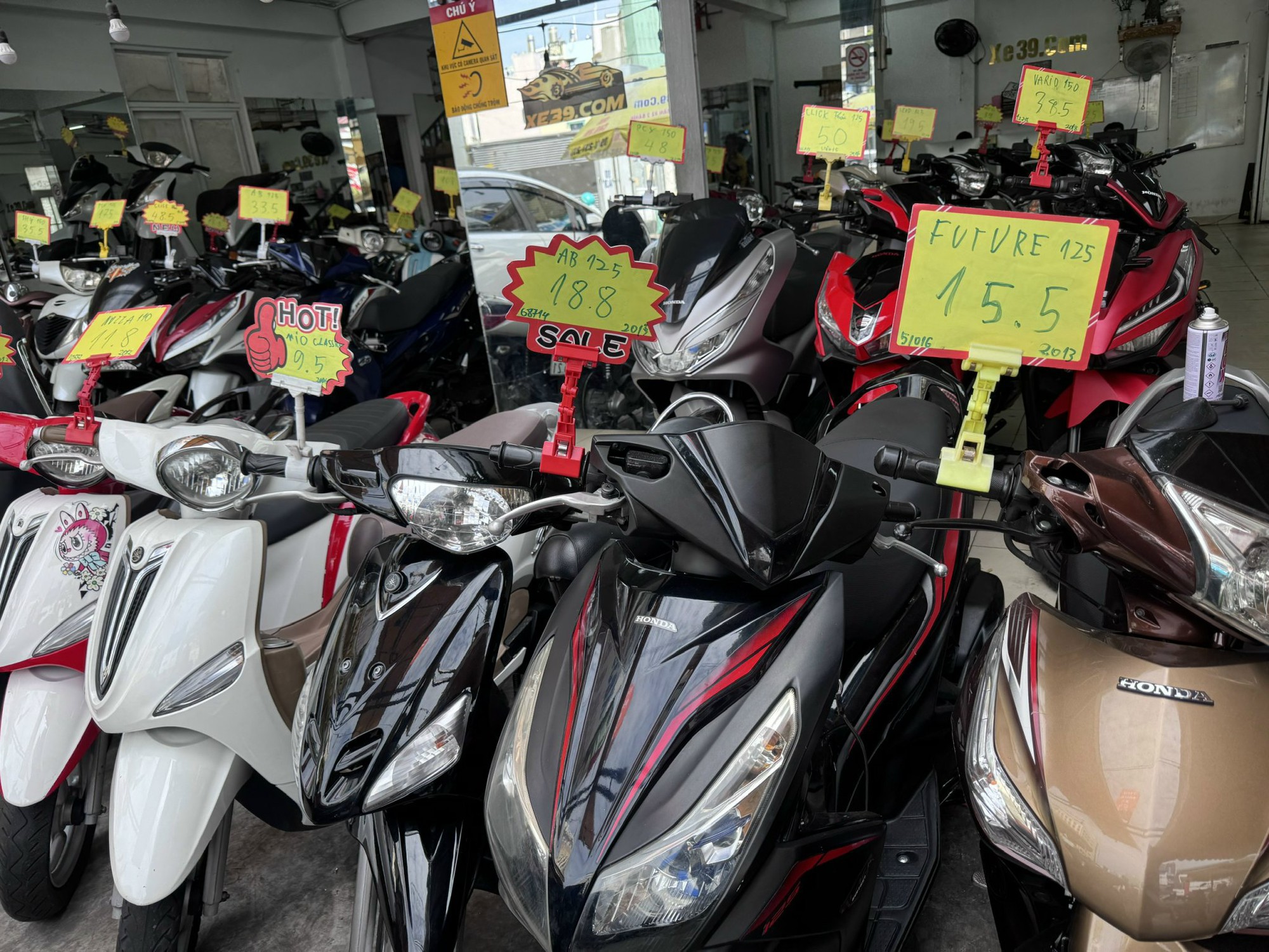 Thị trường xe máy cũ TP HCM vắng khách mua dịp Tết - Ảnh 1.