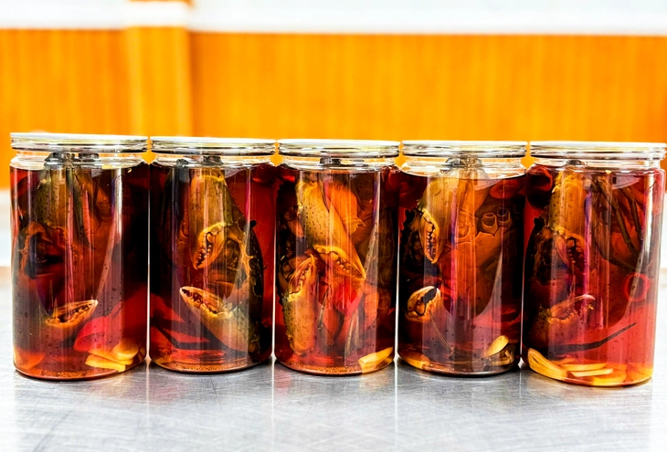 Cua gạch Cà Mau ngâm nước mắm nhĩ giá gần 1 triệu đồng/kg - Ảnh 1.