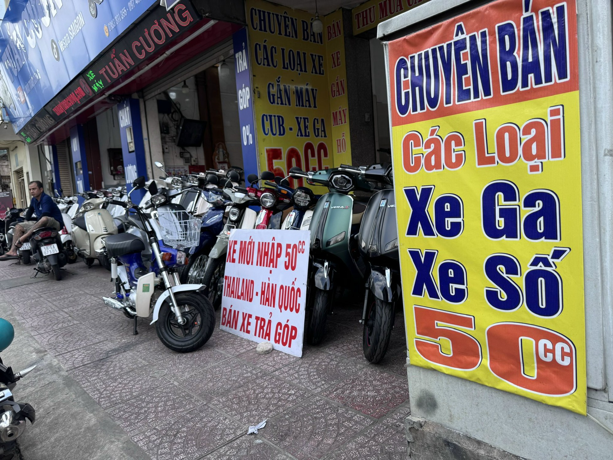 Thị trường xe máy cũ TP HCM vắng khách mua dịp Tết - Ảnh 2.