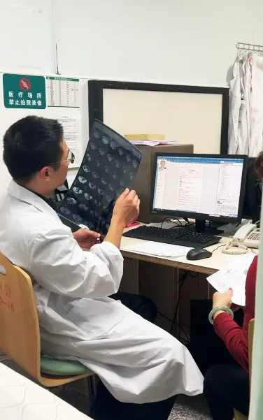 Shipper từng là thủ khoa, học Y 13 năm đến bậc Tiến sĩ: "Họ nói tôi đang xúc phạm cha mẹ"- Ảnh 2.