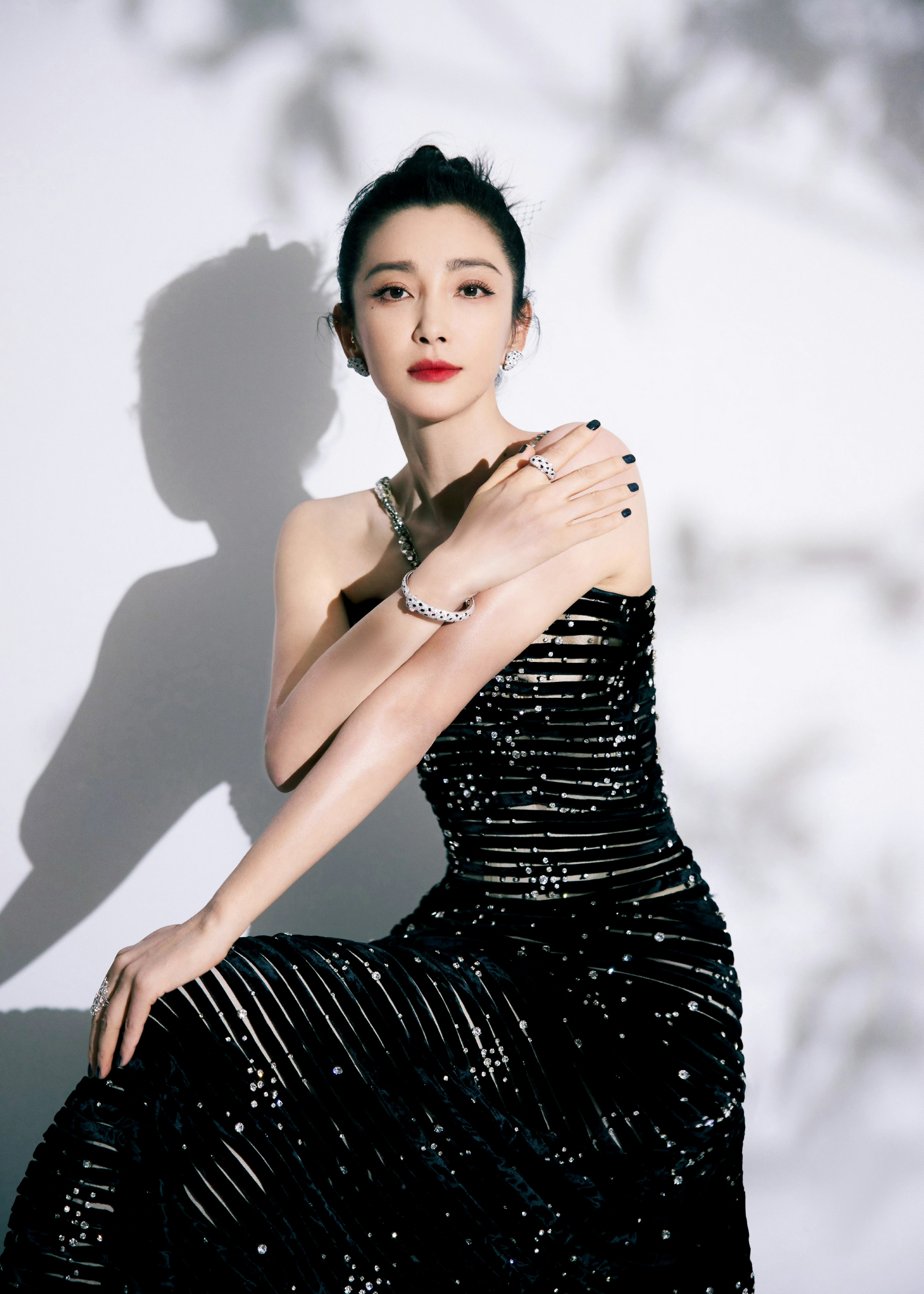 Không ai dám cưới mỹ nhân nghìn tỉ này: Nghe “giai thoại” đuổi 20 người giúp việc mà toát mồ hôi- Ảnh 5.