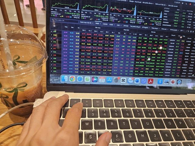 Chứng khoán trở lại mốc 1.700 điểm, dự báo mới nhất cho tuần tới- Ảnh 1.