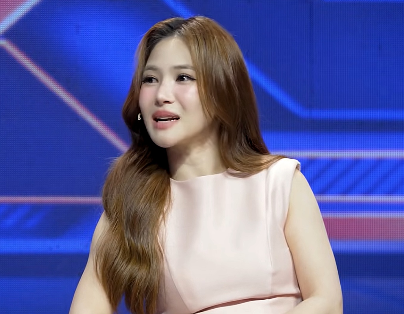 Hương Tràm phản ứng khi Trấn Thành cảnh báo sẽ bị AI phơi bày bí mật đời tư cho công chúng- Ảnh 1.