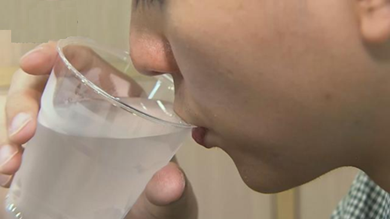 Uống nước thấy 4 dấu hiệu này, coi chừng suy thận sắp ập đến- Ảnh 1.