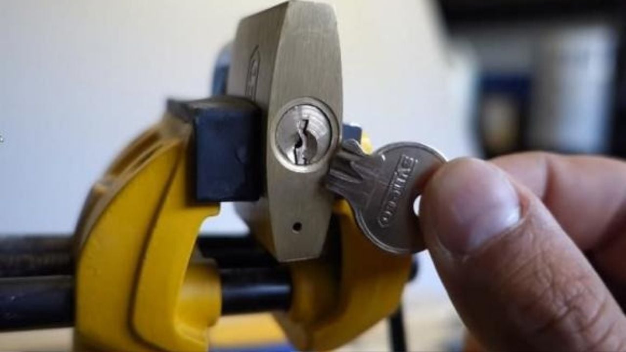 90% người dùng không biết công dụng của chiếc lỗ nhỏ trên ổ khoá- Ảnh 1. 90% người dùng không biết công dụng của chiếc lỗ nhỏ trên ổ khoá- Ảnh 1.