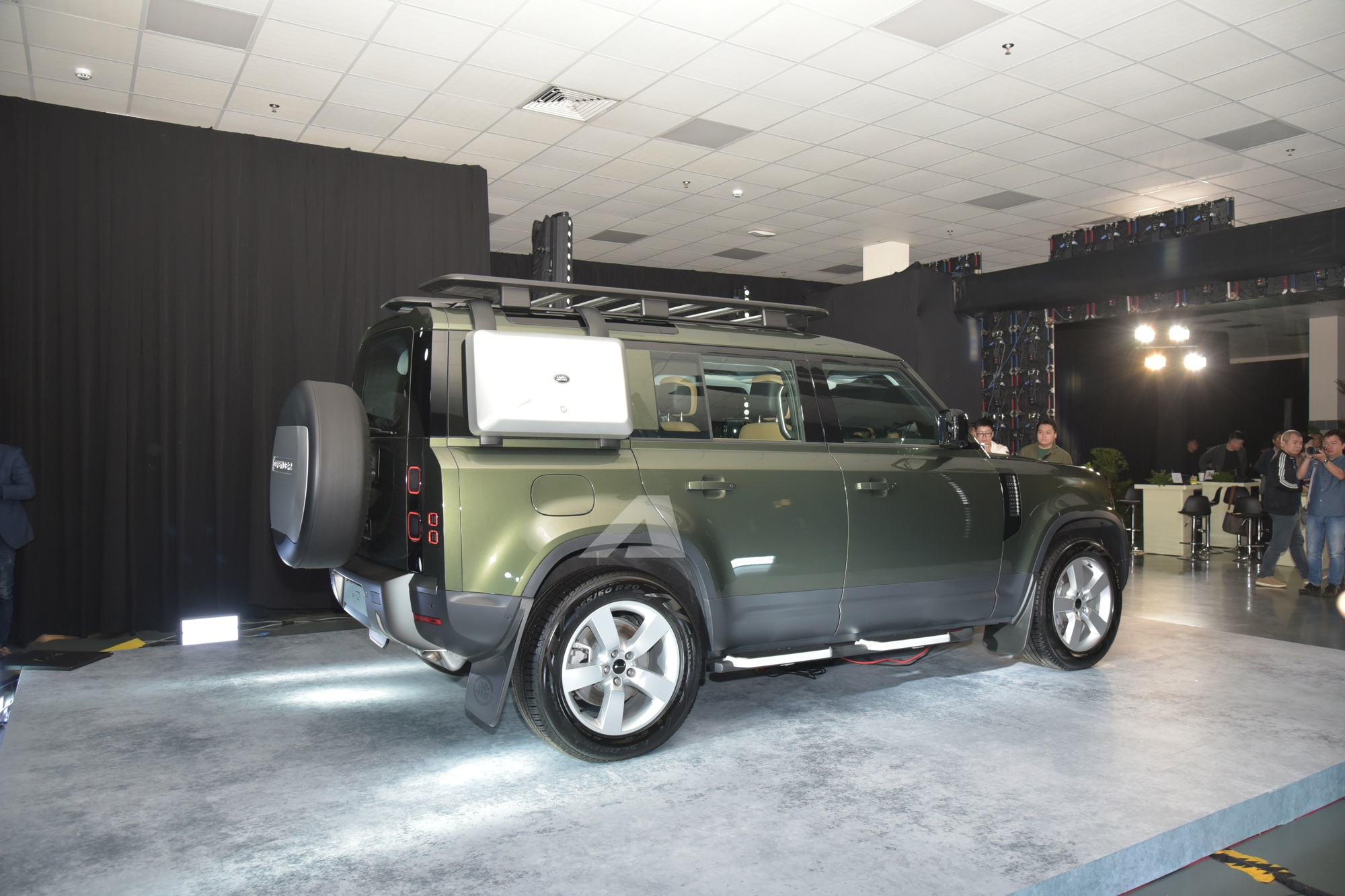Land Rover Defender 2026 ra mắt Việt Nam: Giá từ 5,1 tỷ đồng, màn hình khủng, có ghế ông chủ và công nghệ off-road 'nhàn tênh' - Ảnh 4.