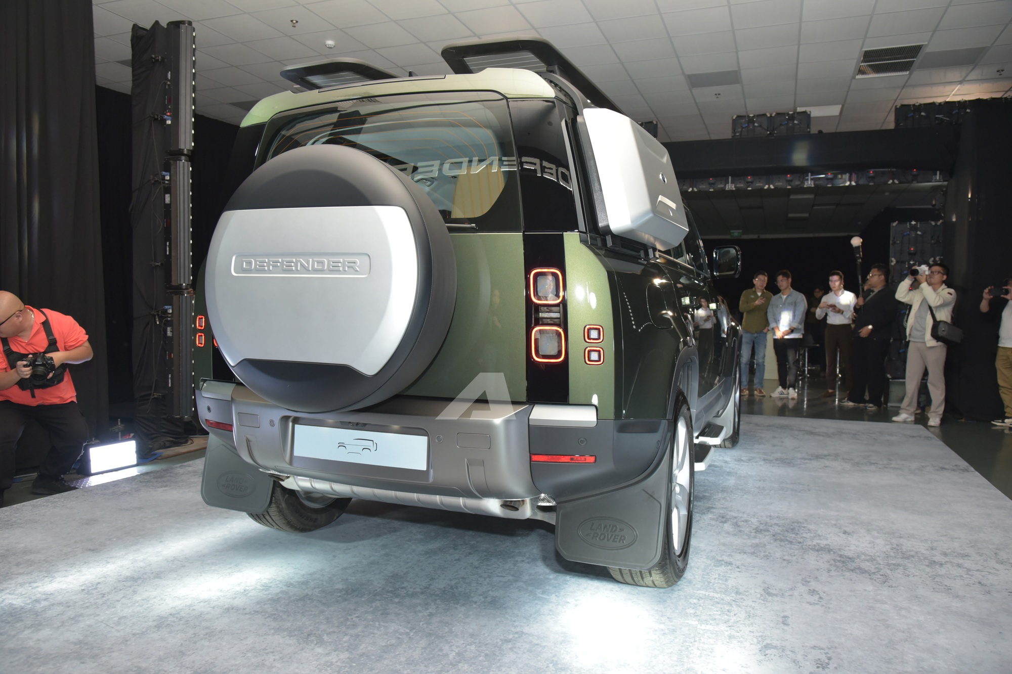 Land Rover Defender 2026 ra mắt Việt Nam: Giá từ 5,1 tỷ đồng, màn hình khủng, có ghế ông chủ và công nghệ off-road 'nhàn tênh' - Ảnh 2.