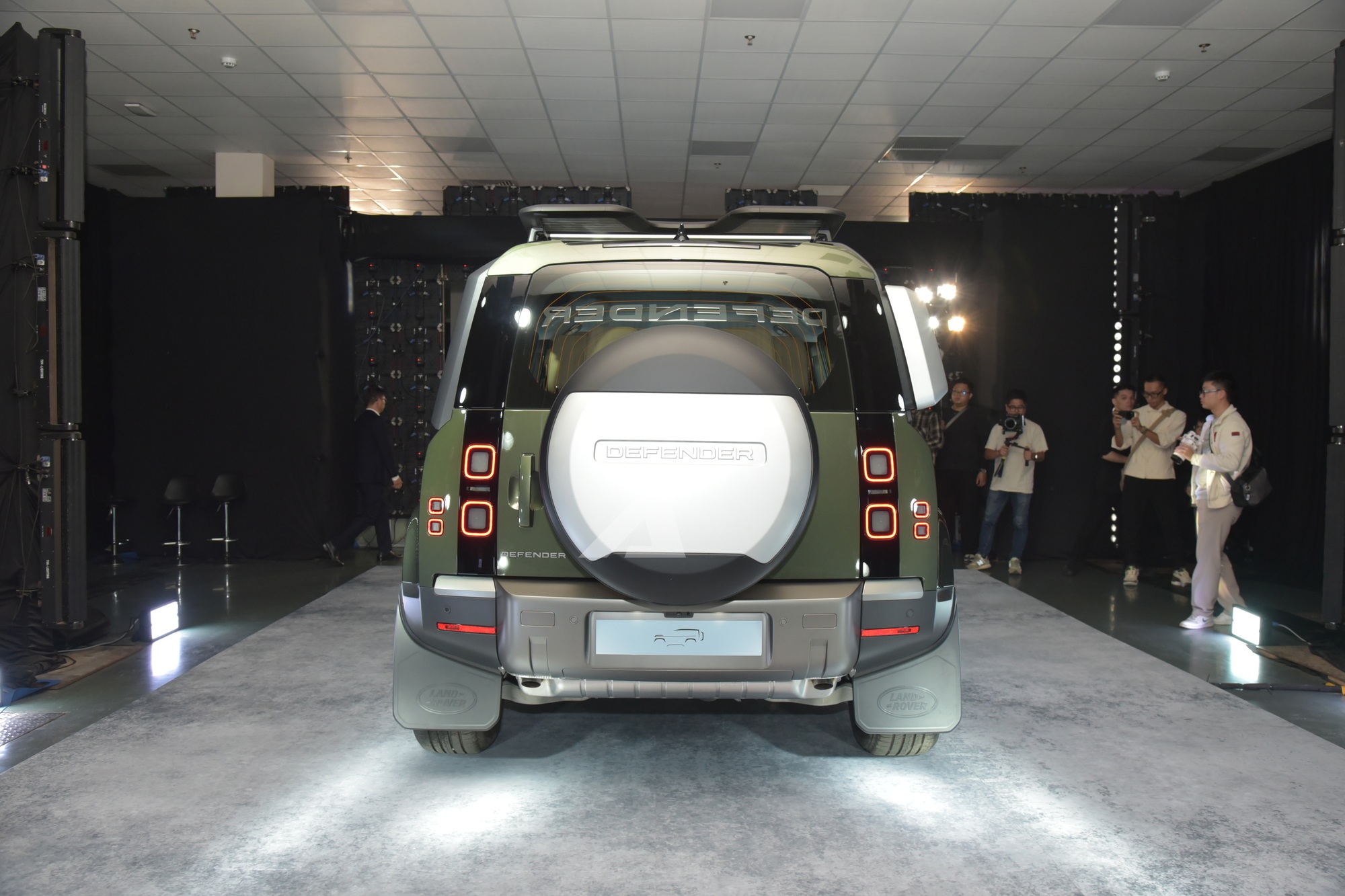 Land Rover Defender 2026 ra mắt Việt Nam: Giá từ 5,1 tỷ đồng, màn hình khủng, có ghế ông chủ và công nghệ off-road 'nhàn tênh' - Ảnh 15.