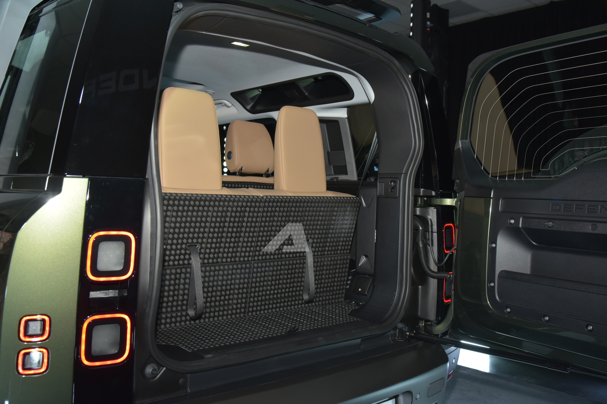 Land Rover Defender 2026 ra mắt Việt Nam: Giá từ 5,1 tỷ đồng, màn hình khủng, có ghế ông chủ và công nghệ off-road 'nhàn tênh' - Ảnh 24.