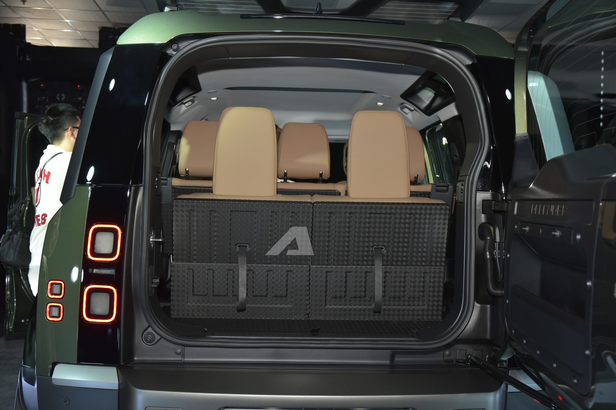Land Rover Defender 2026 ra mắt Việt Nam: Giá từ 5,1 tỷ đồng, màn hình khủng, có ghế ông chủ và công nghệ off-road 'nhàn tênh' - Ảnh 25.