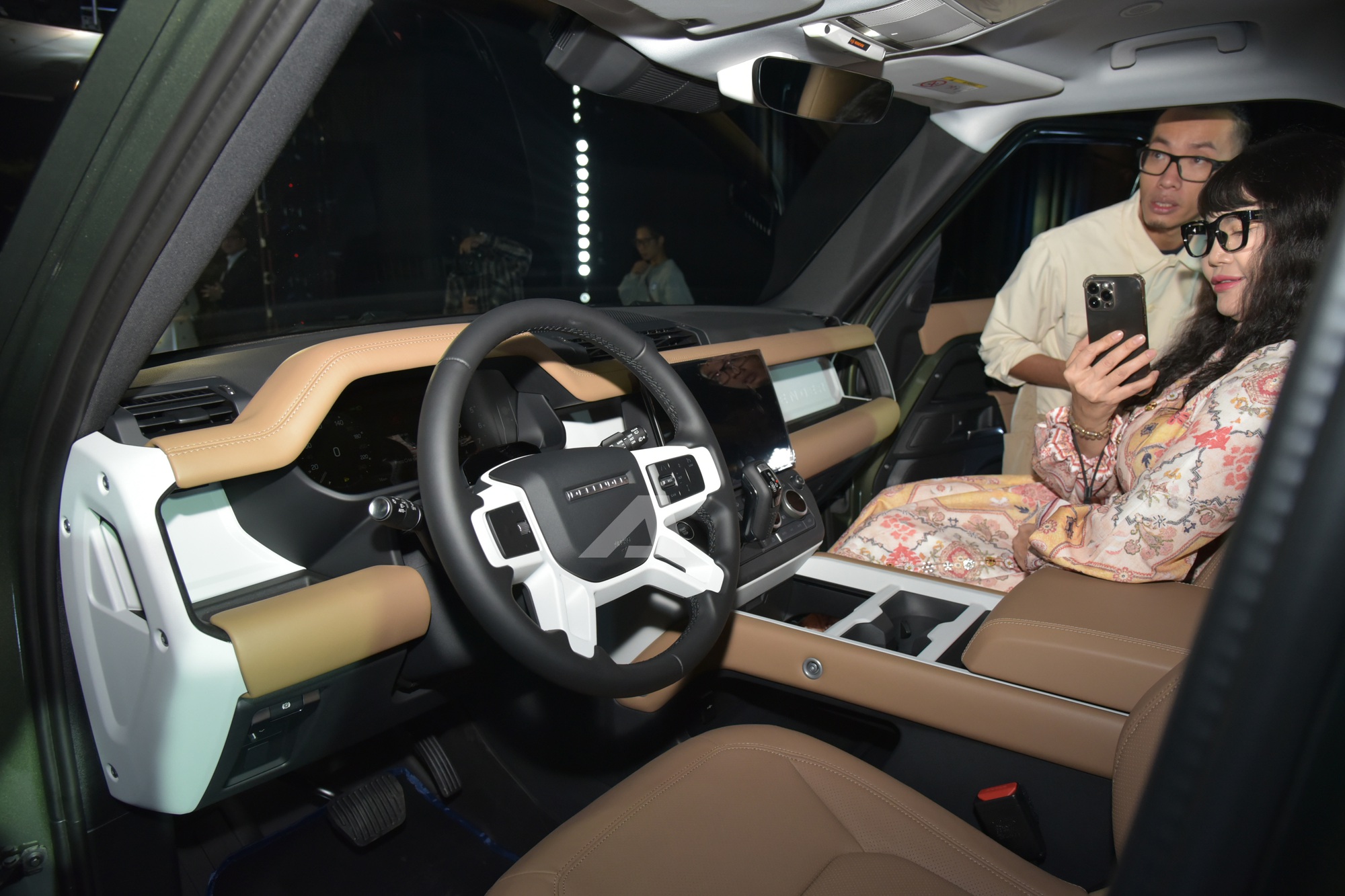 Land Rover Defender 2026 ra mắt Việt Nam: Giá từ 5,1 tỷ đồng, màn hình khủng, có ghế ông chủ và công nghệ off-road 'nhàn tênh' - Ảnh 19.