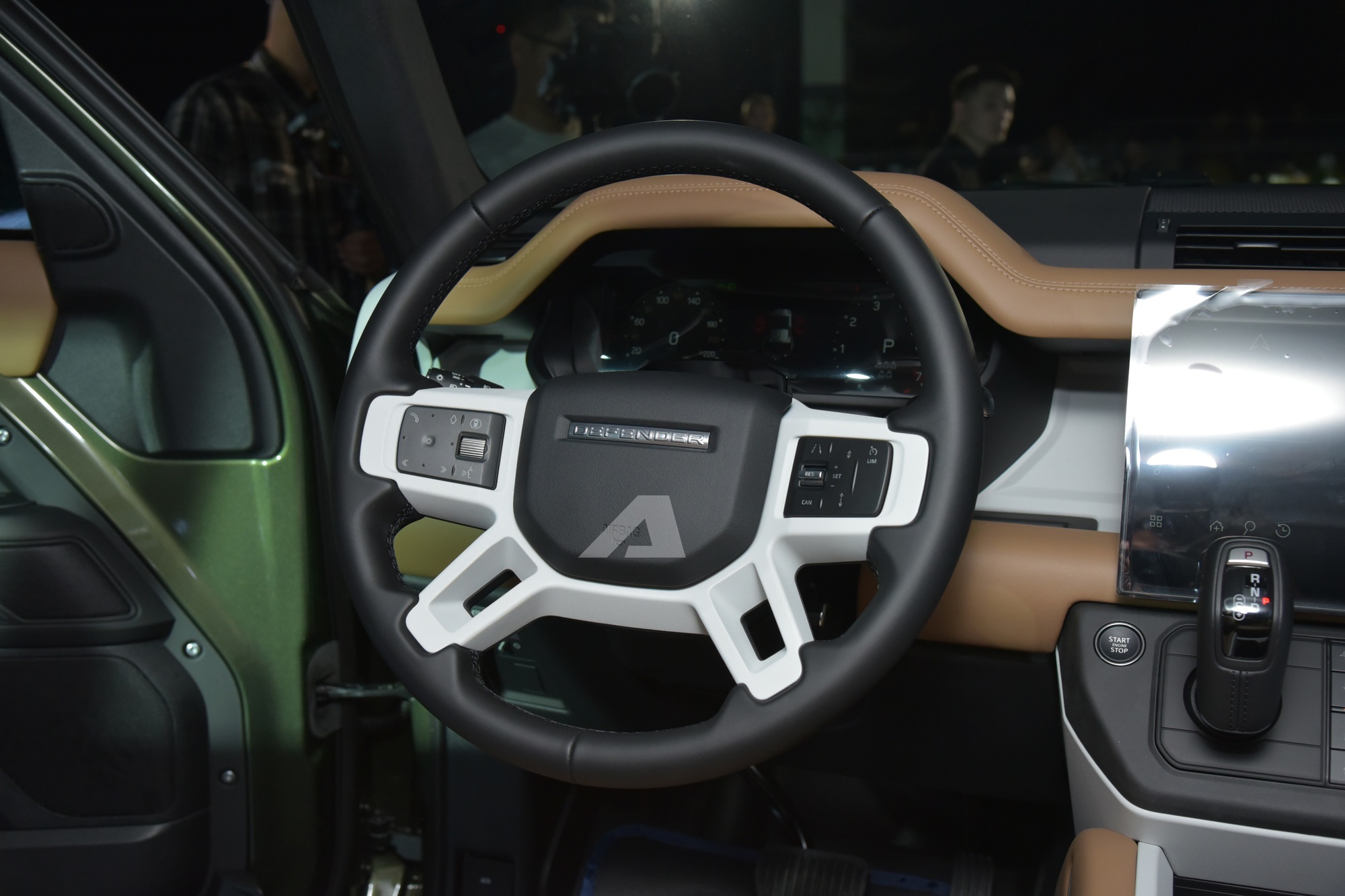 Land Rover Defender 2026 ra mắt Việt Nam: Giá từ 5,1 tỷ đồng, màn hình khủng, có ghế ông chủ và công nghệ off-road 'nhàn tênh' - Ảnh 20.