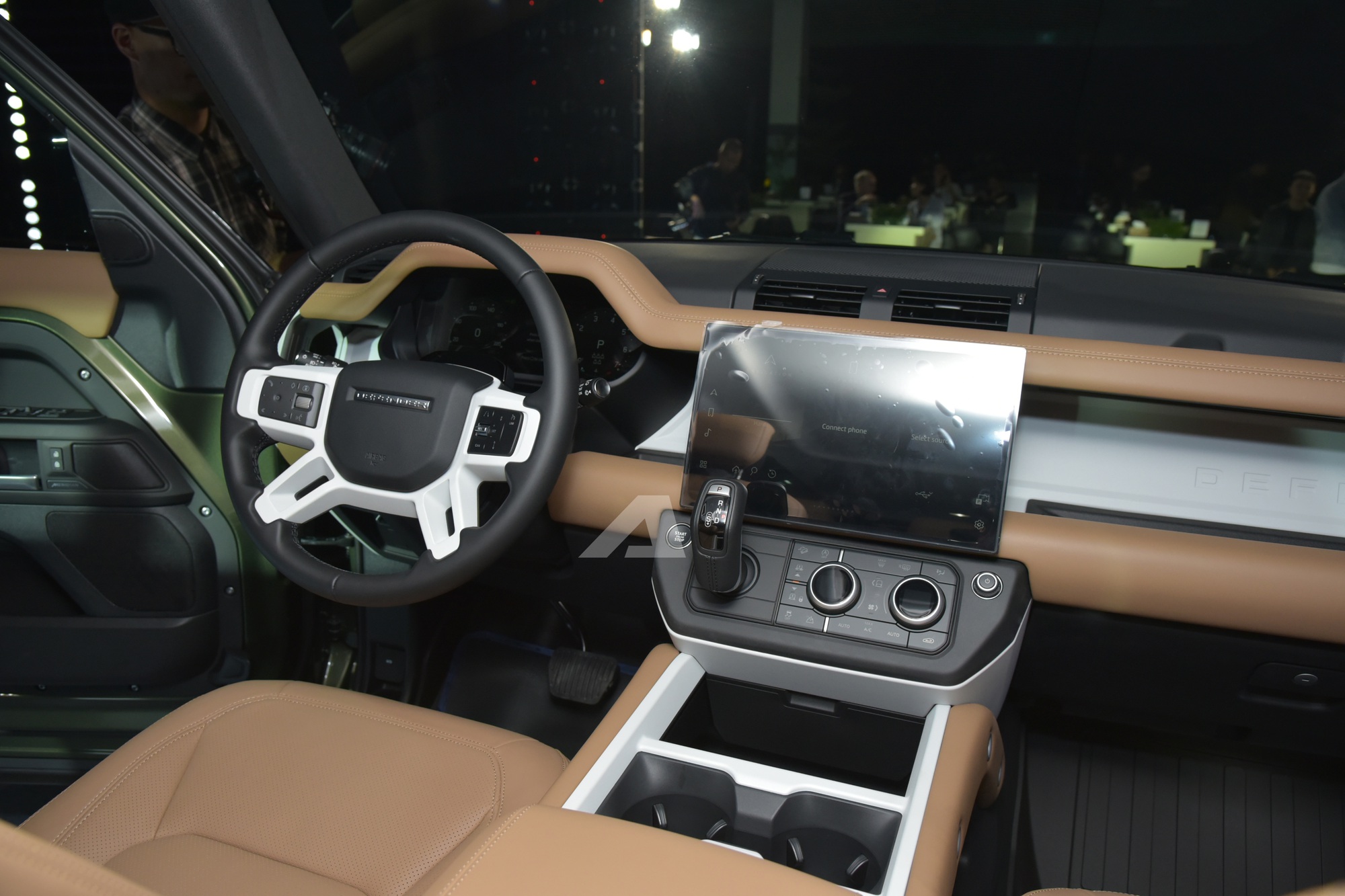 Land Rover Defender 2026 ra mắt Việt Nam: Giá từ 5,1 tỷ đồng, màn hình khủng, có ghế ông chủ và công nghệ off-road 'nhàn tênh' - Ảnh 3.