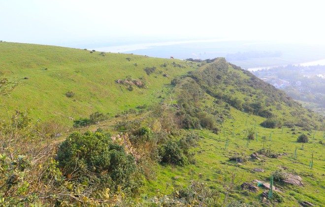 Ngọn núi ở Nghệ An cao chỉ hơn 100m, du khách nhận xét cảnh như nước ngoài, trên đỉnh có di tích đặc biệt - Ảnh 6.