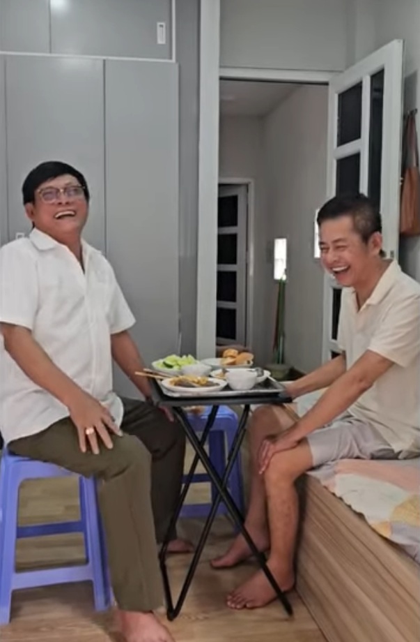 Bạn thân bay từ Hà Nội vào thăm Tấn Beo bệnh nặng: "Tôi buồn, tôi tức"- Ảnh 1.