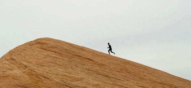 Đi bộ kiểu này trông có vẻ "ngốc nghếch" nhưng lại hiệu quả hơn 3 giờ đi bộ mỗi ngày - Ảnh 2.