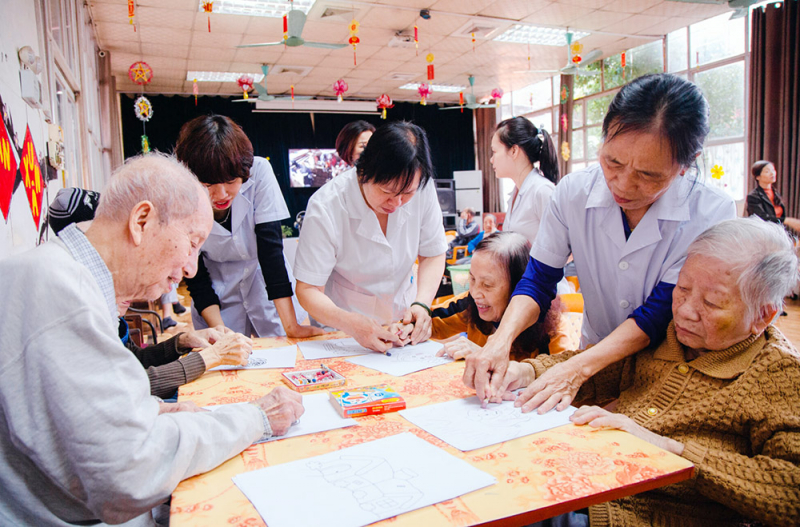 Kiến nghị trợ cấp hưu trí từ 60 tuổi, Bộ trưởng Y tế nói gì? - Ảnh 1.