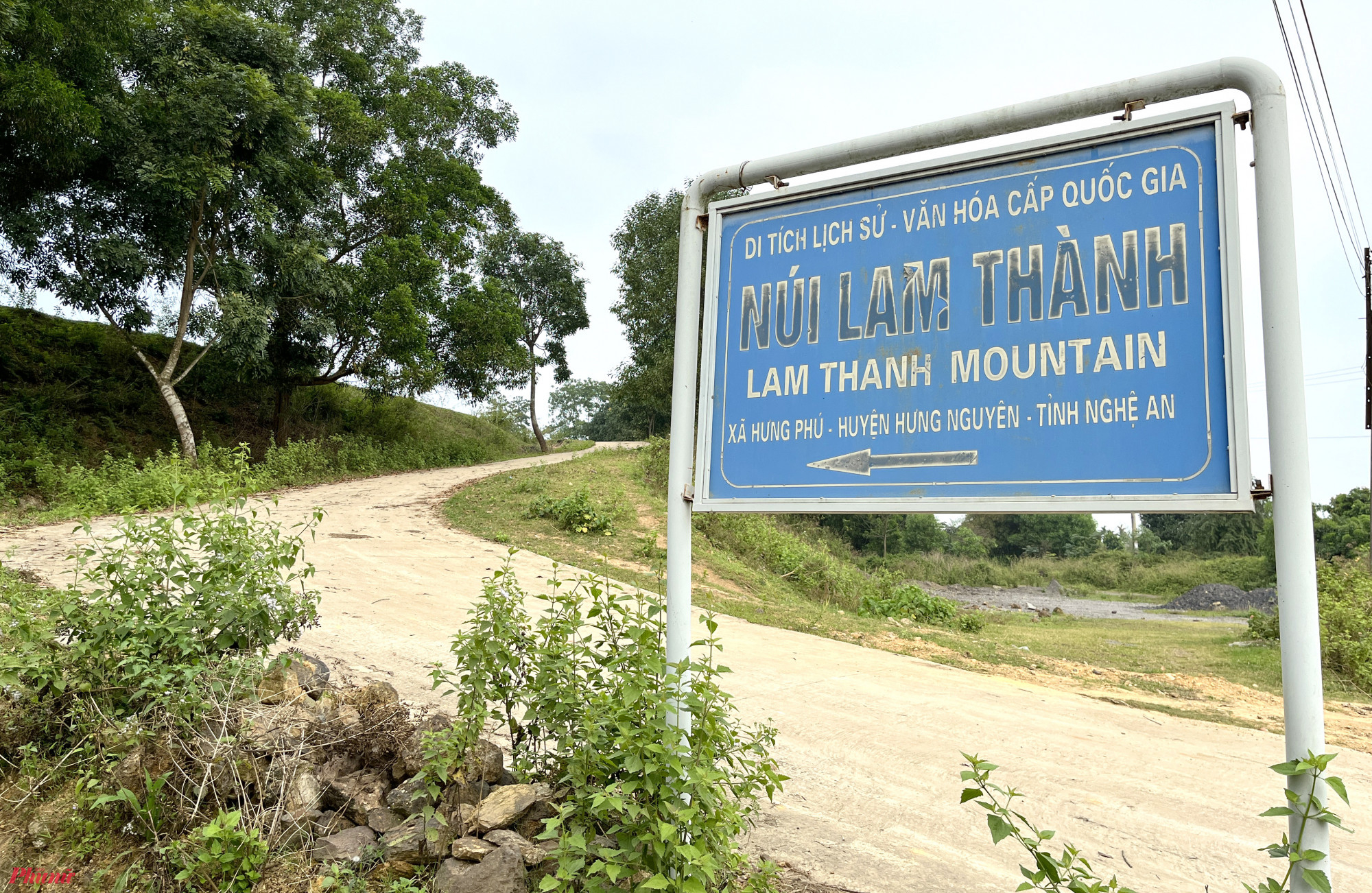 Ngọn núi ở Nghệ An cao chỉ hơn 100m, du khách nhận xét cảnh như nước ngoài, trên đỉnh có di tích đặc biệt - Ảnh 4.