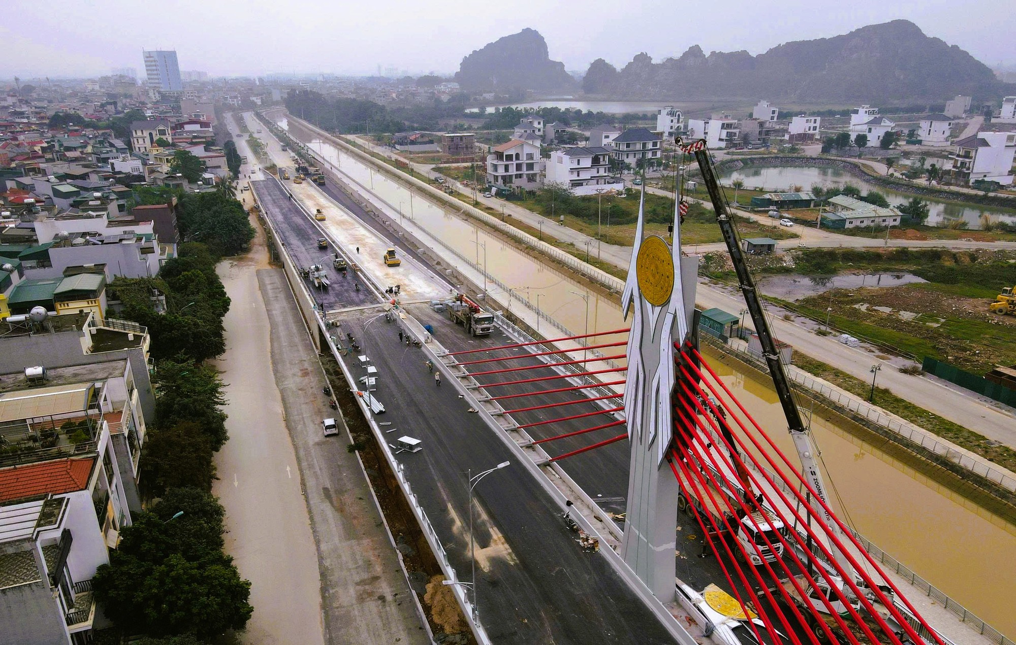 Cầu dây văng đầu tiên vượt đường sắt Bắc - Nam ở Thanh Hóa - Ảnh 4.