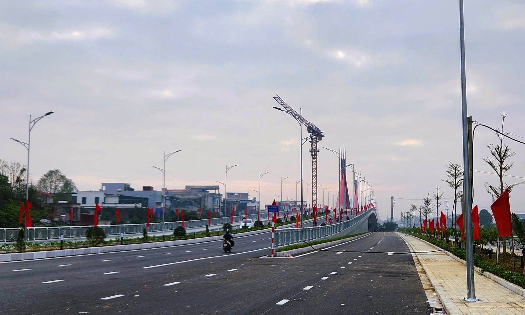 Cầu dây văng đầu tiên vượt đường sắt Bắc - Nam ở Thanh Hóa - Ảnh 11.