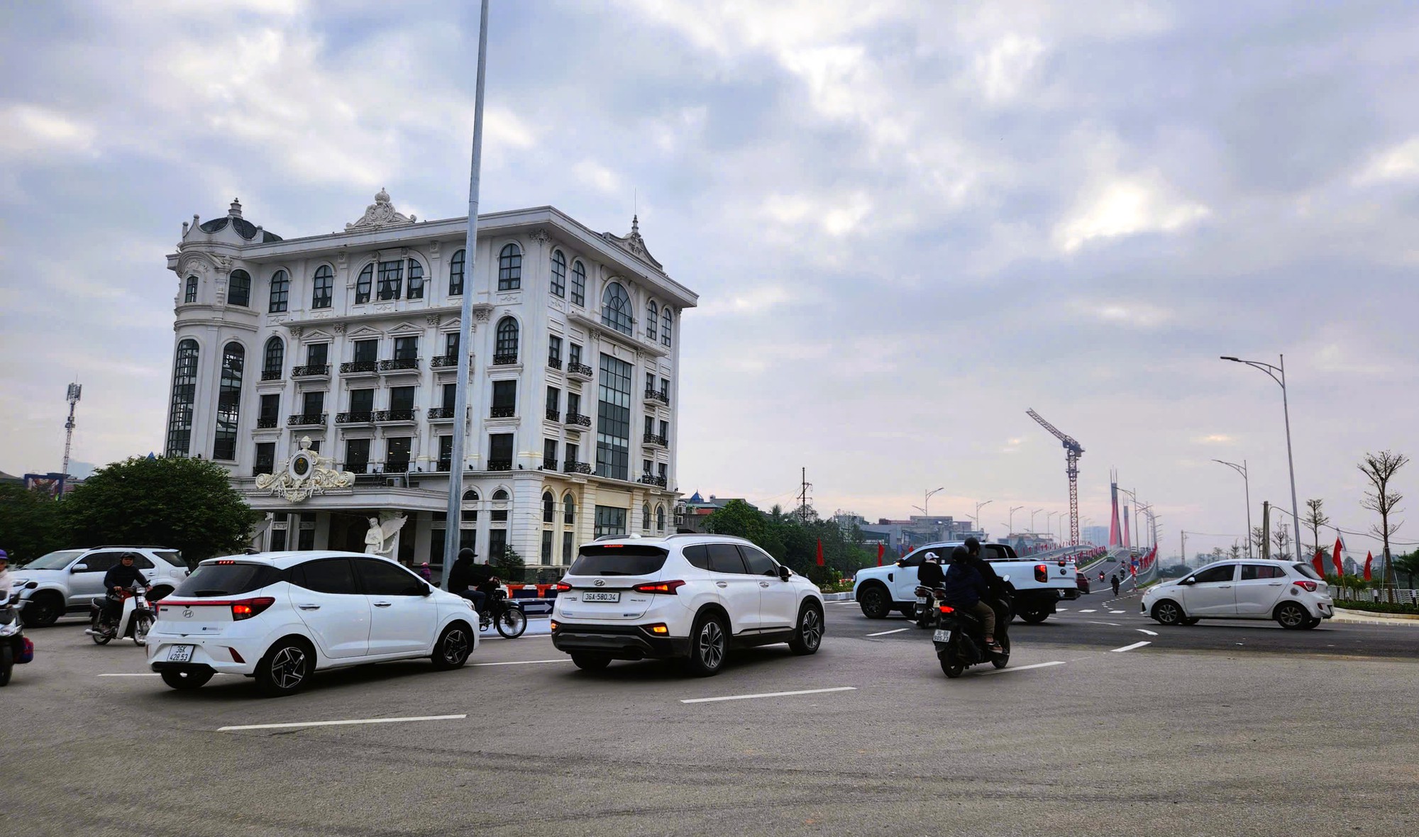 Cầu dây văng đầu tiên vượt đường sắt Bắc - Nam ở Thanh Hóa - Ảnh 2.