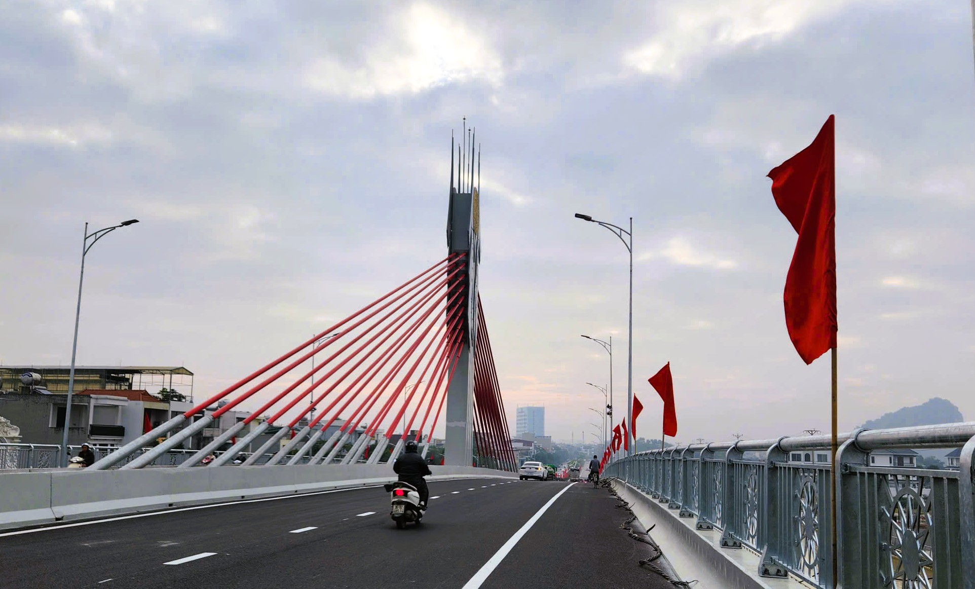 Cầu dây văng đầu tiên vượt đường sắt Bắc - Nam ở Thanh Hóa - Ảnh 12.