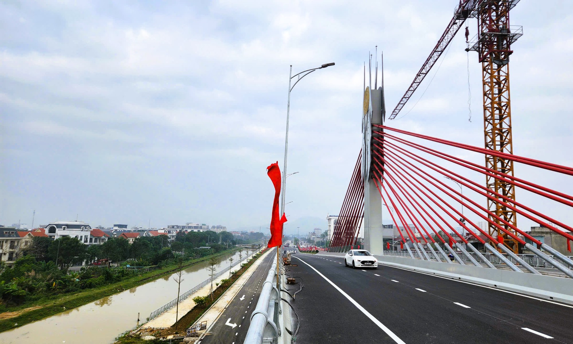 Cầu dây văng đầu tiên vượt đường sắt Bắc - Nam ở Thanh Hóa - Ảnh 5.