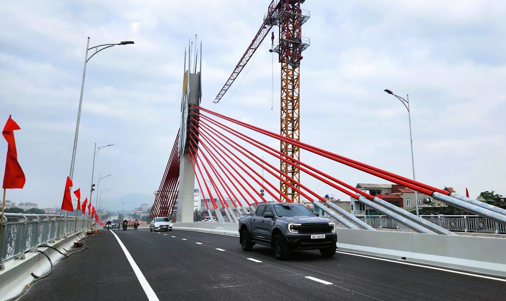 Cầu dây văng đầu tiên vượt đường sắt Bắc - Nam ở Thanh Hóa - Ảnh 13.