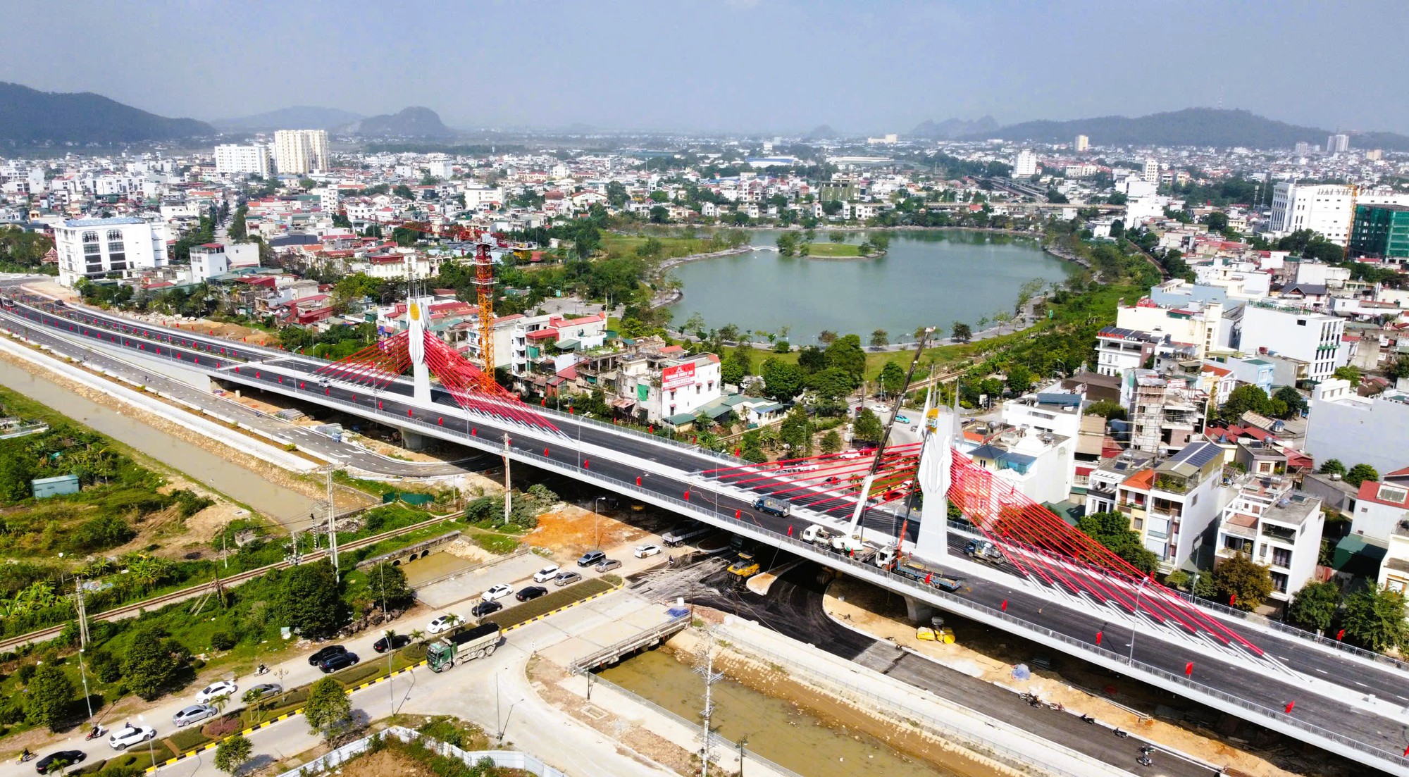 Cầu dây văng đầu tiên vượt đường sắt Bắc - Nam ở Thanh Hóa - Ảnh 1.