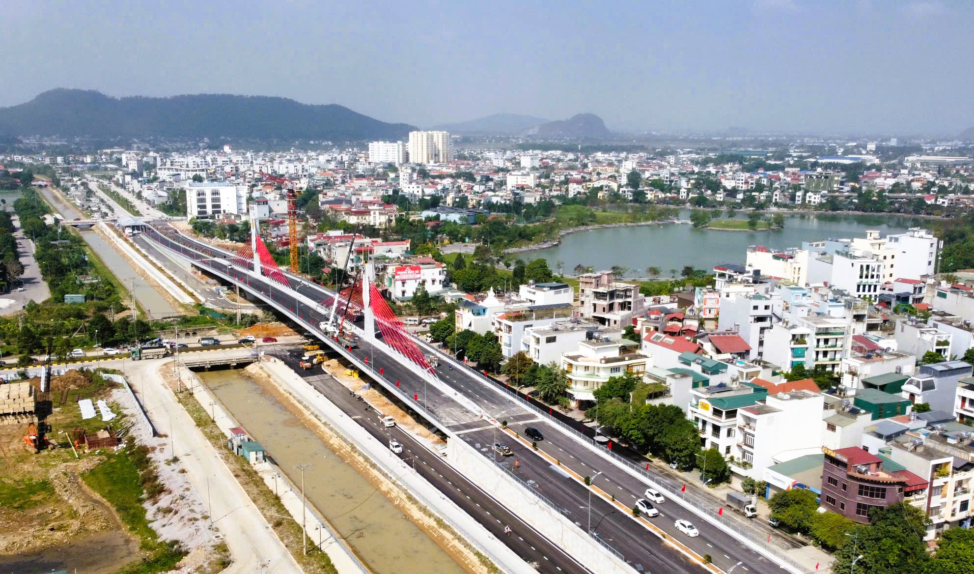 Cầu dây văng đầu tiên vượt đường sắt Bắc - Nam ở Thanh Hóa - Ảnh 9.