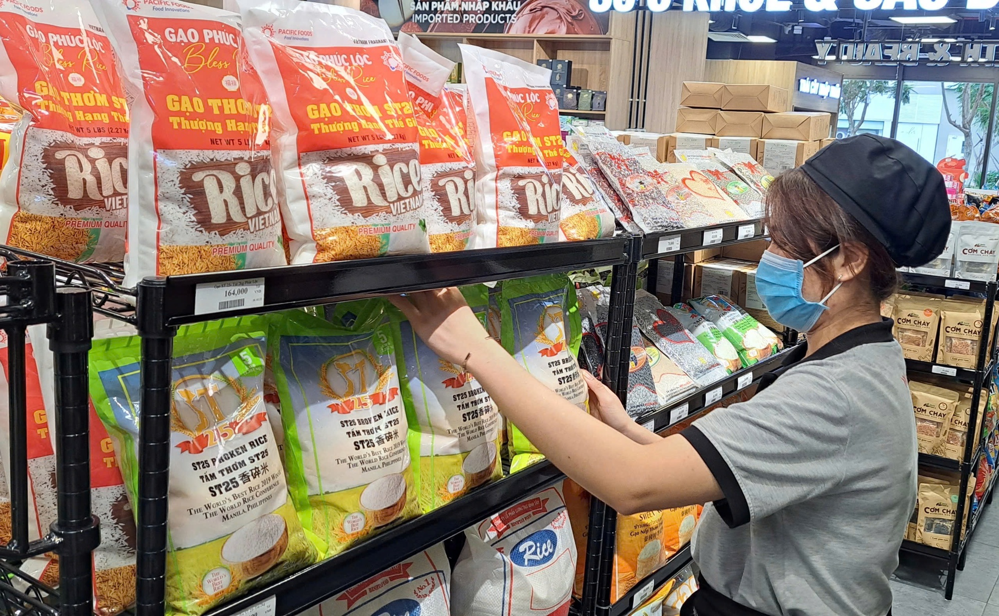 Xuất khẩu gạo dốc sức vượt khó - Ảnh 1.