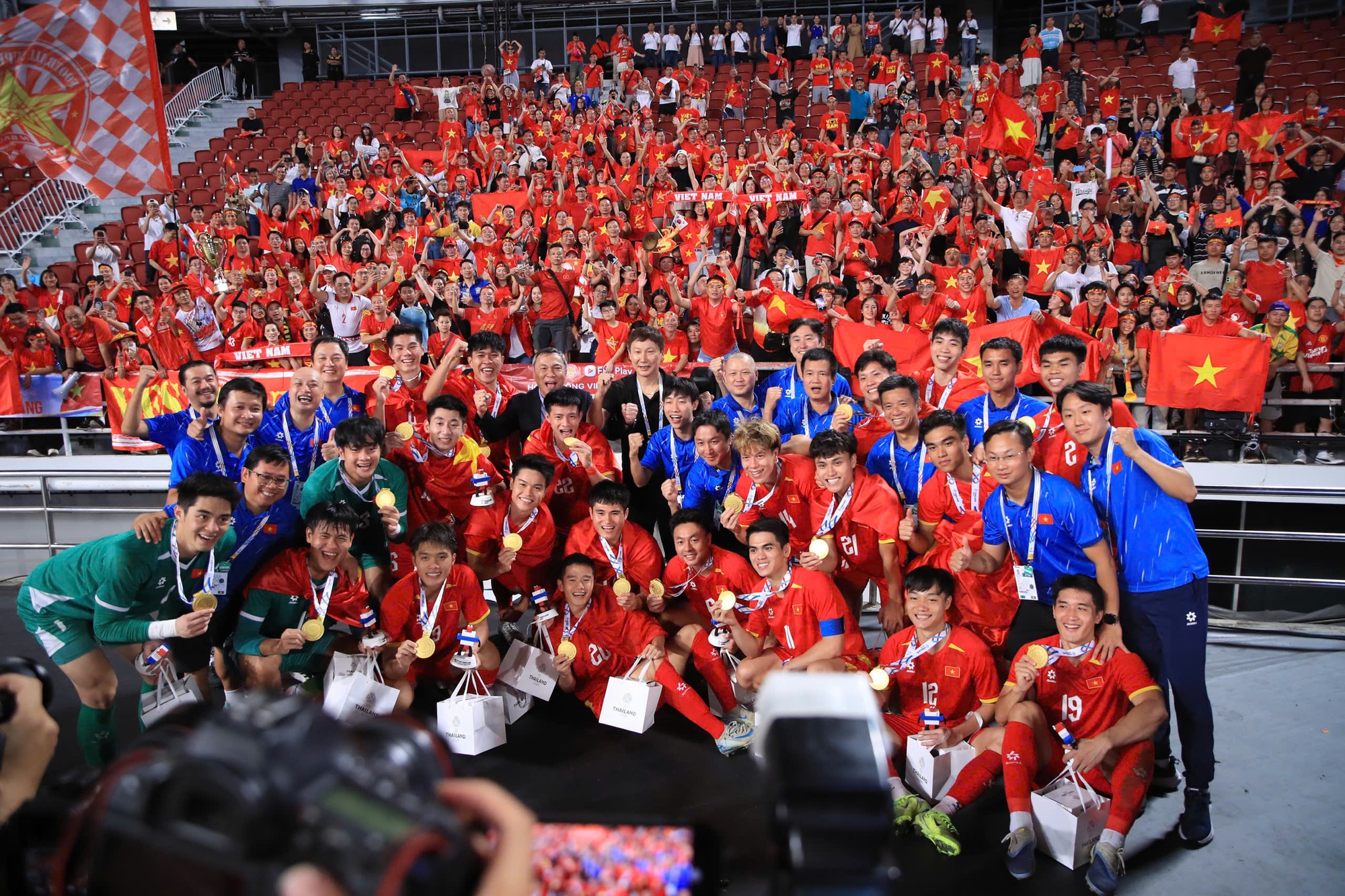 Phỏng vấn HLV Kim Sang-sik: Chuyện người vợ ở Hàn Quốc, "bí mật" giúp U22 Việt Nam ngược dòng ngoạn mục Thái Lan - Ảnh 2.