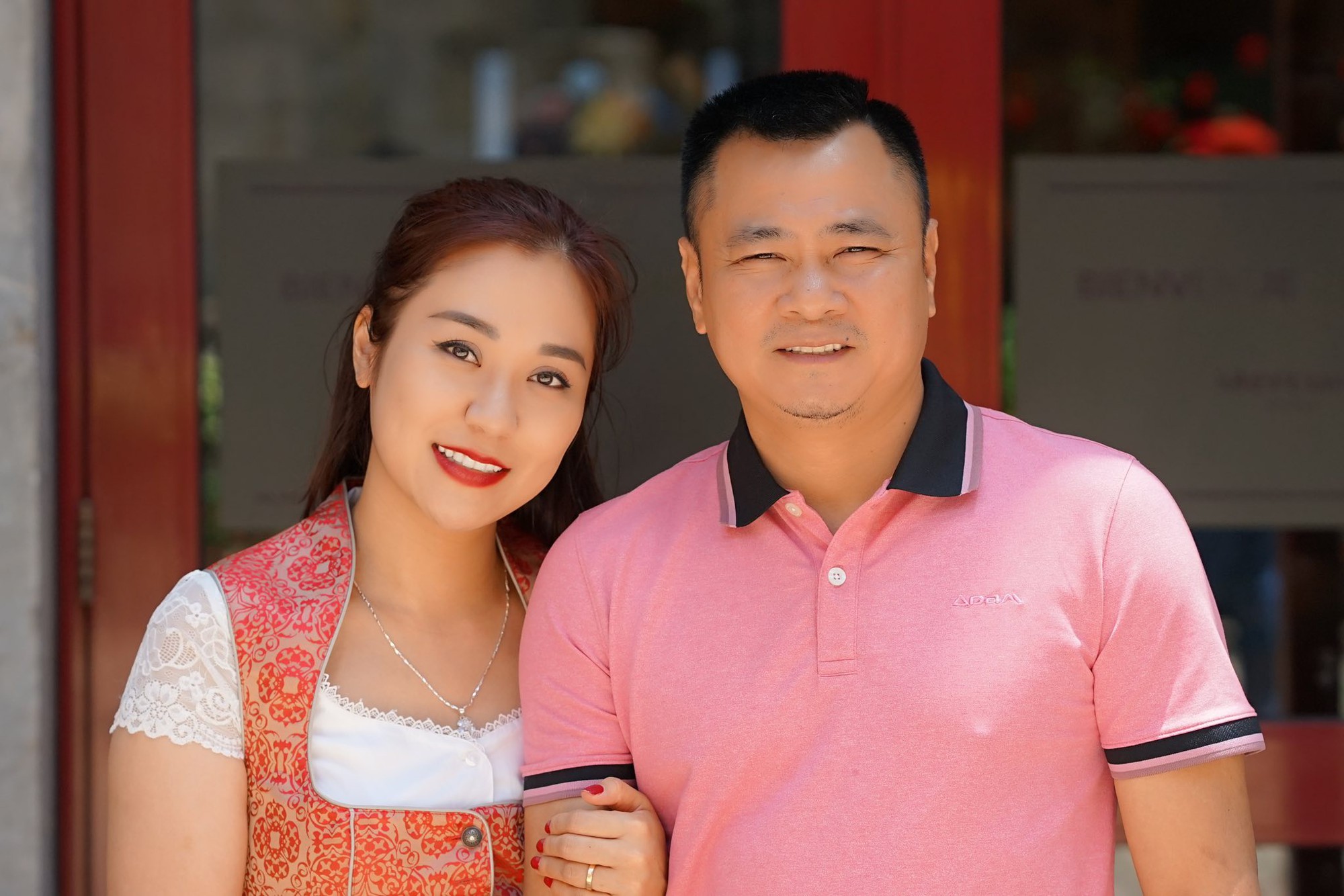 Nhan sắc vợ 2 kém 12 tuổi được đại tá, giám đốc Nhà hát Chèo Quân đội yêu chiều vô điều kiện- Ảnh 1.