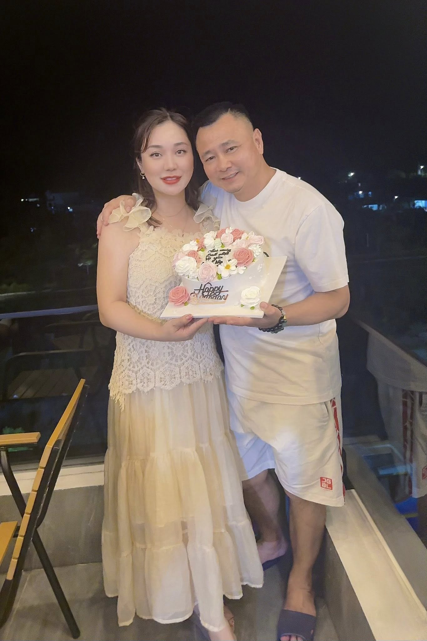 Nhan sắc vợ 2 kém 12 tuổi được đại tá, giám đốc Nhà hát Chèo Quân đội yêu chiều vô điều kiện- Ảnh 4.