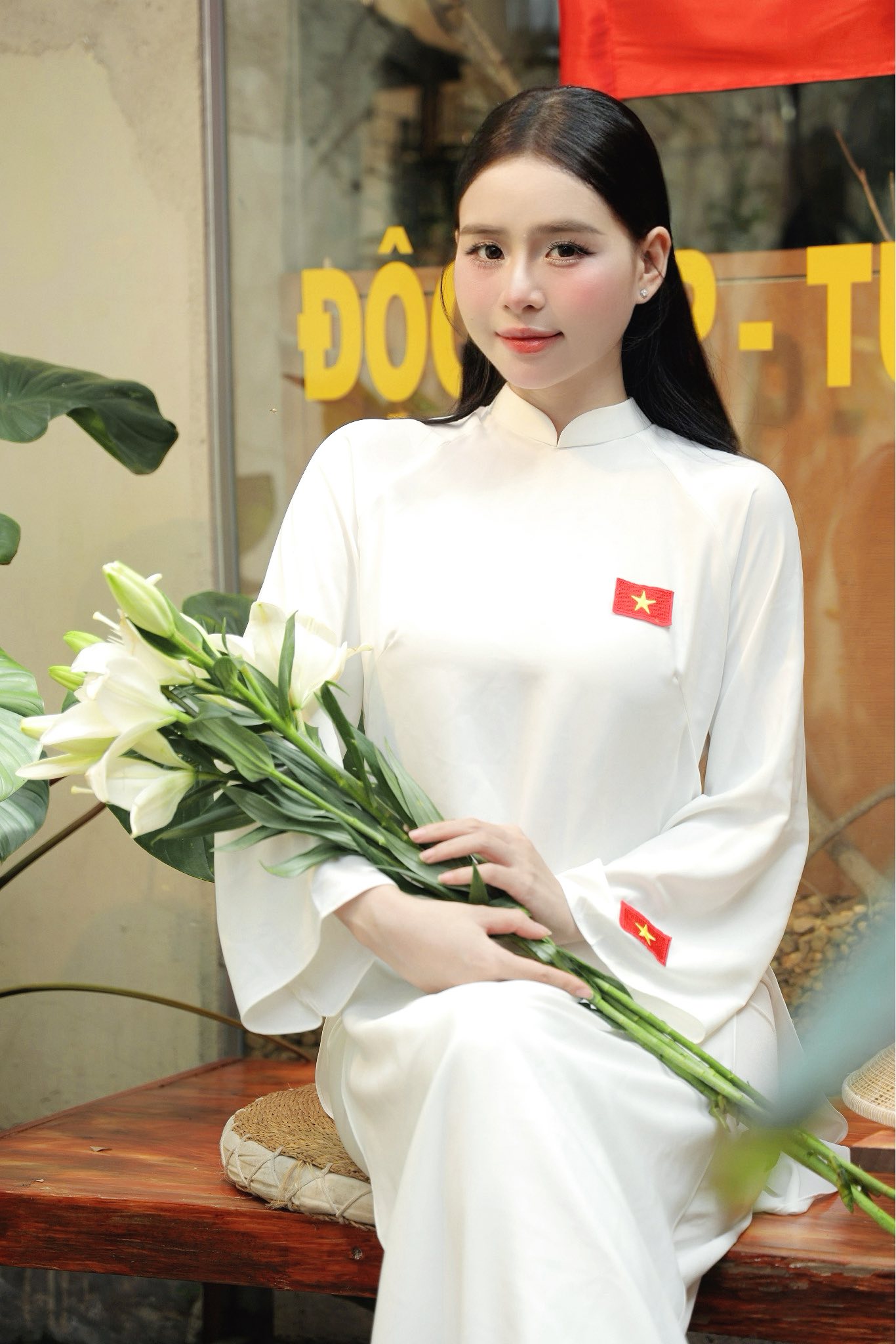 Mê mẩn nhan sắc hotgirl khiến Thanh Nhàn (U22 Việt Nam) yêu xa ngàn cây số, rồi "cưới liền tay" ở độ tuổi rất trẻ - Ảnh 2.