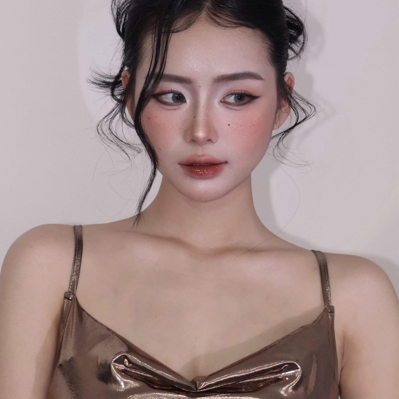 Mê mẩn nhan sắc hotgirl khiến Thanh Nhàn (U22 Việt Nam) yêu xa ngàn cây số, rồi "cưới liền tay" ở độ tuổi rất trẻ - Ảnh 11.