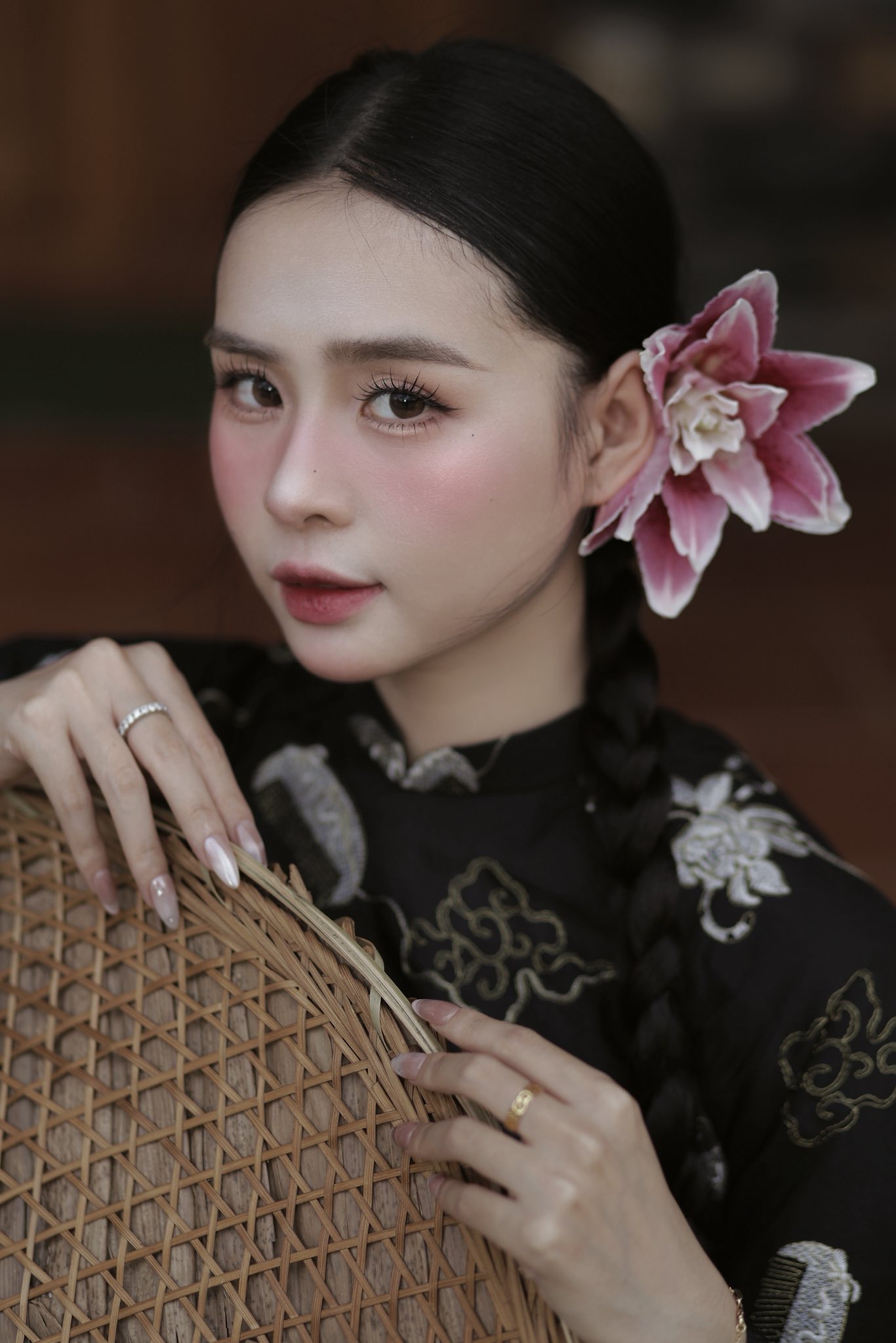 Mê mẩn nhan sắc hotgirl khiến Thanh Nhàn (U22 Việt Nam) yêu xa ngàn cây số, rồi "cưới liền tay" ở độ tuổi rất trẻ - Ảnh 6.