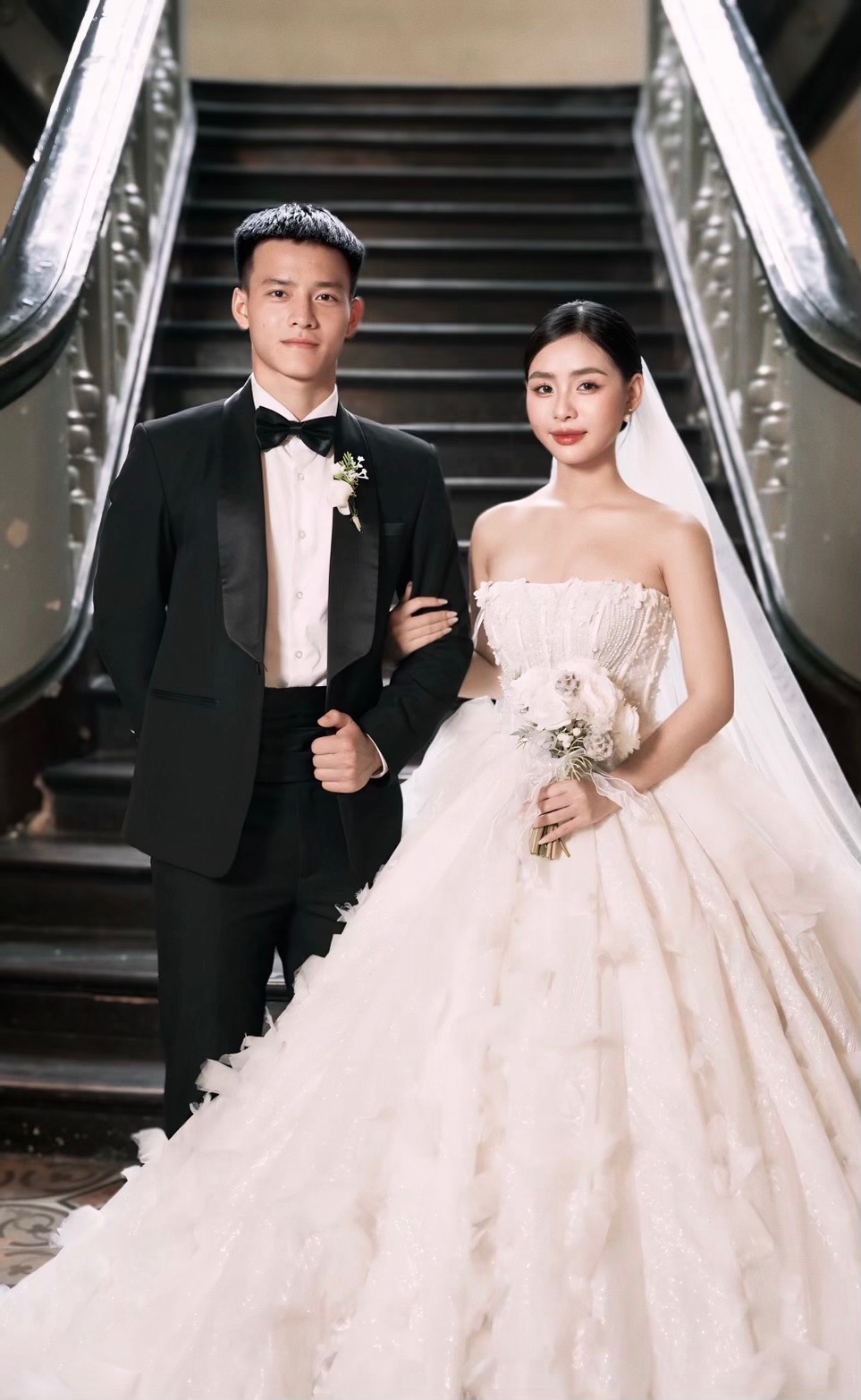 Mê mẩn nhan sắc hotgirl khiến Thanh Nhàn (U22 Việt Nam) yêu xa ngàn cây số, rồi "cưới liền tay" ở độ tuổi rất trẻ - Ảnh 1.