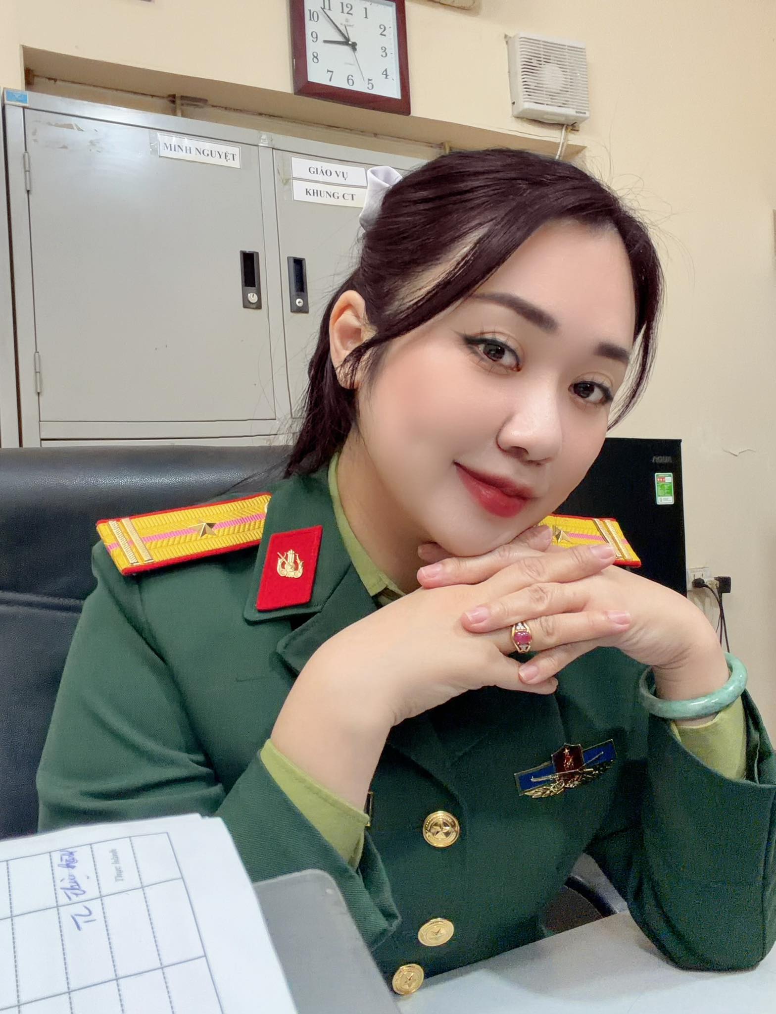 Nhan sắc vợ 2 kém 12 tuổi được đại tá, giám đốc Nhà hát Chèo Quân đội yêu chiều vô điều kiện- Ảnh 2.