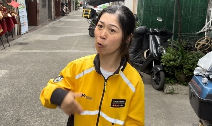 Nữ shipper bị bại não giao 73.000 đơn hàng trong 7 năm: "Tôi muốn trở thành người mẹ khiến con tự hào"- Ảnh 1.