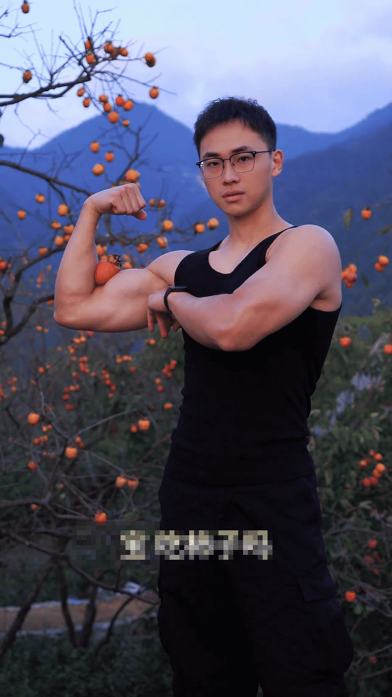 Bí thư thôn sinh năm 1997 mặc áo ba lỗ quảng bá nông sản địa phương: Bán "cháy hàng", 20 triệu người xem - Ảnh 1.