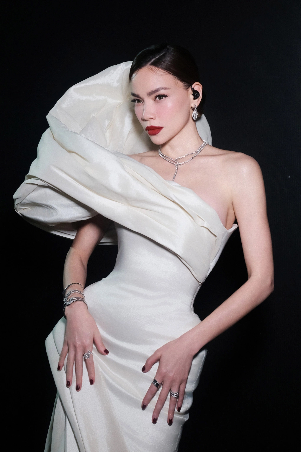 Hồ Ngọc Hà đẹp "phát sáng" trên sân khấu Miss Cosmo 2025, mẹ 3 con có kiểu ăn tiêu mỡ thế này còn lâu mới chịu già chịu xấu!- Ảnh 1.