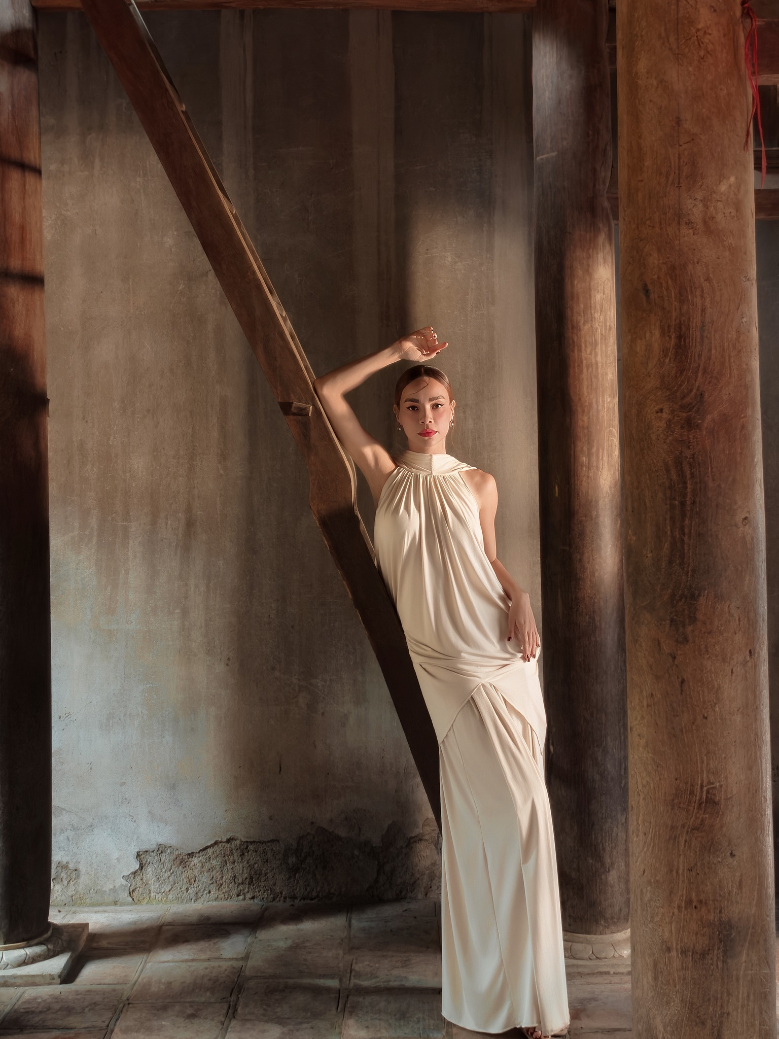 Hồ Ngọc Hà đẹp "phát sáng" trên sân khấu Miss Cosmo 2025, mẹ 3 con có kiểu ăn tiêu mỡ thế này còn lâu mới chịu già chịu xấu!- Ảnh 5.